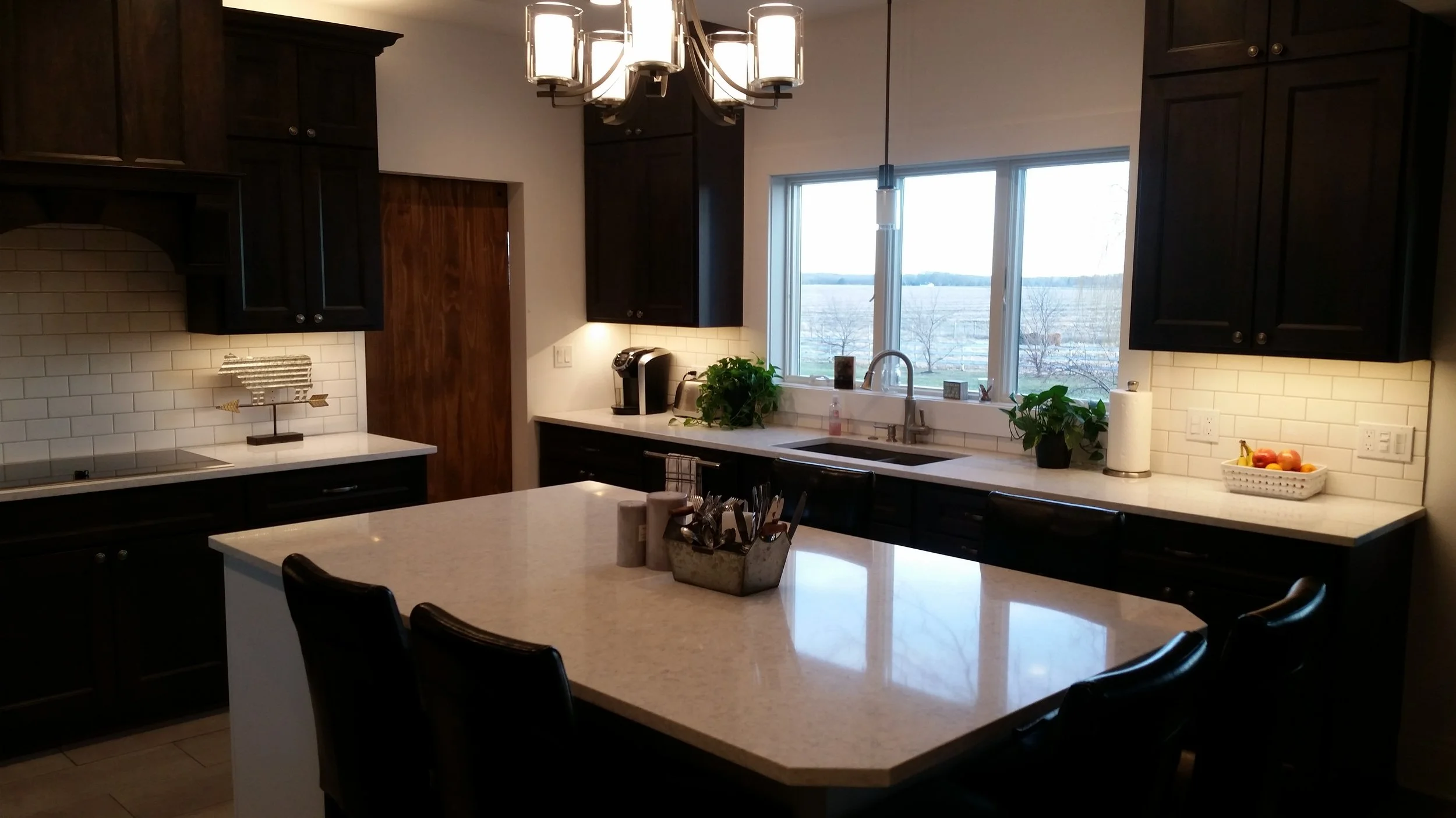 Dark kitchen caibnets