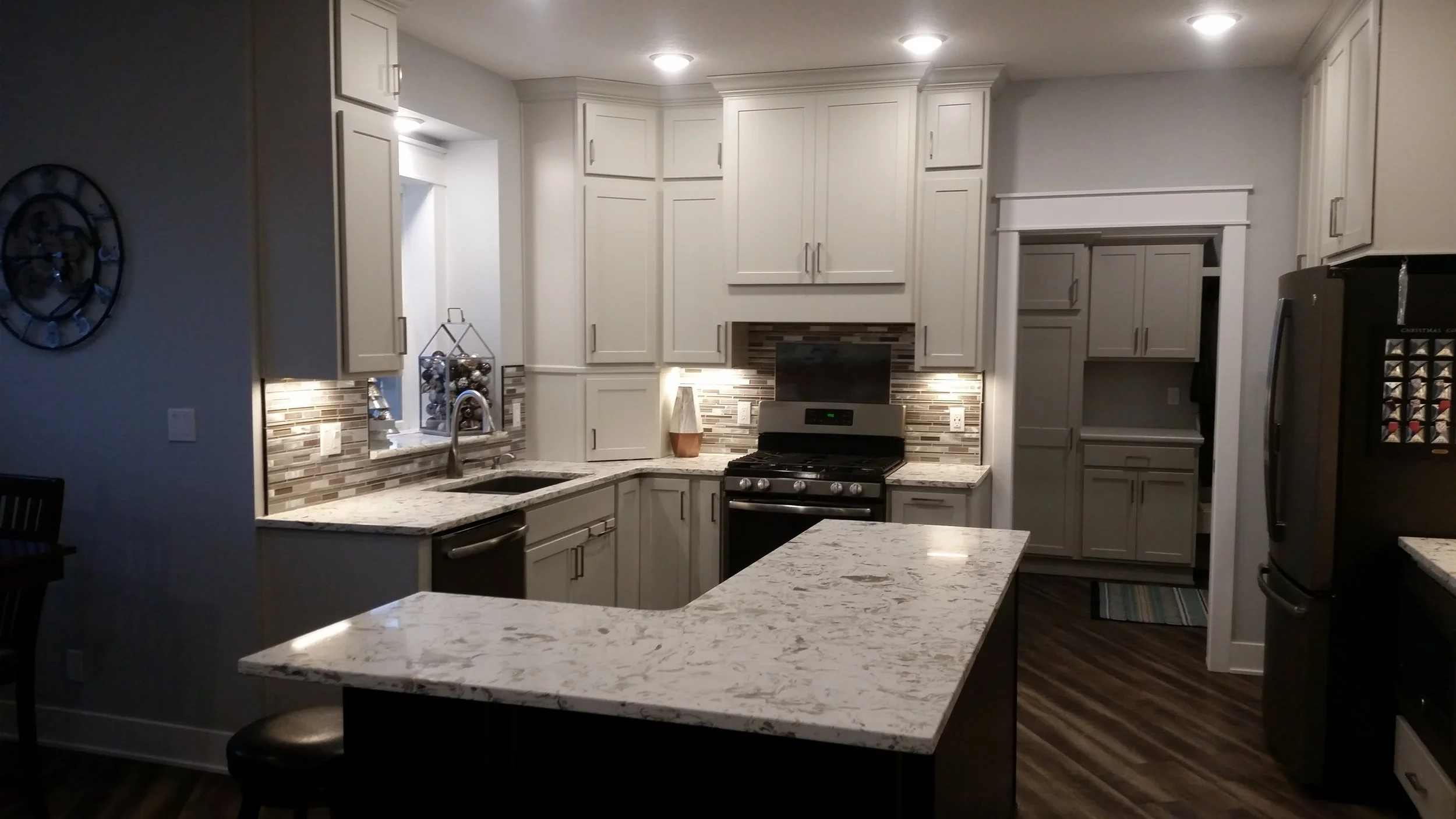White kitchen cabinets 