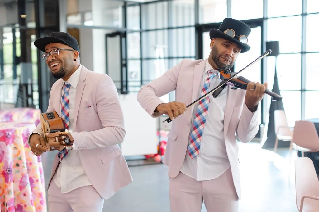 Signature_strolling_duo_violin_twins