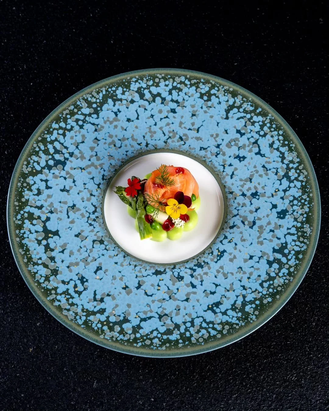 📸🍽️ Poučen&iacute; pro př&iacute;&scaron;tě: Nikdy nechoďte fotit food photography hladov&iacute;! Může se st&aacute;t, že v&aacute;&scaron; objekt z&aacute;jmu - jako tento lahodn&yacute; pstruh lososovit&yacute;, chřestov&aacute; panna cotta, gel