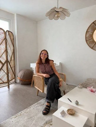 Portrait de Camille Zalmanski, hypnothérapeute au mea center à Giffers