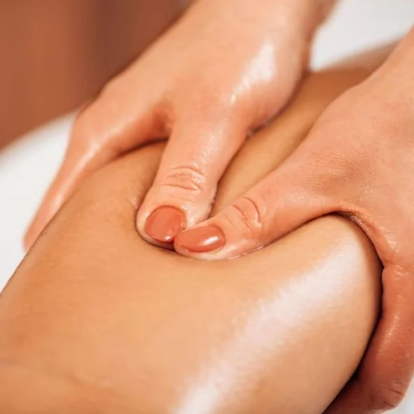 Massage des jambes, gros plan sur les mains