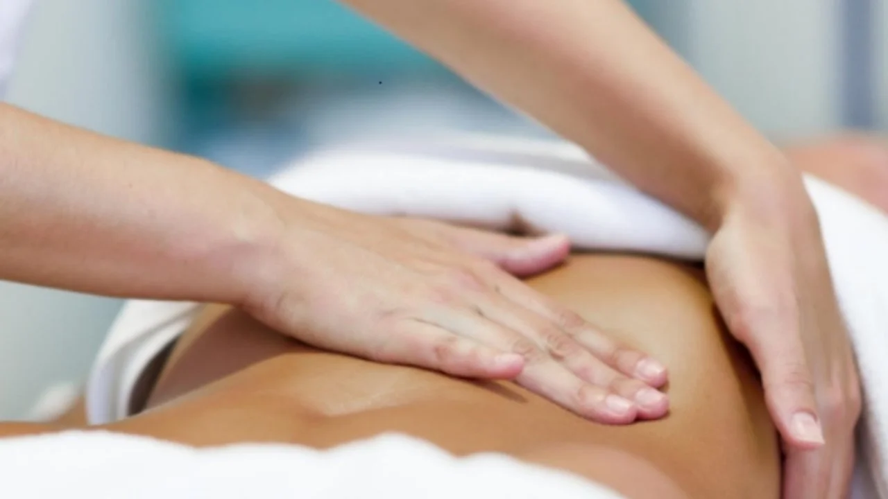 Personne recevant un massage du dos.