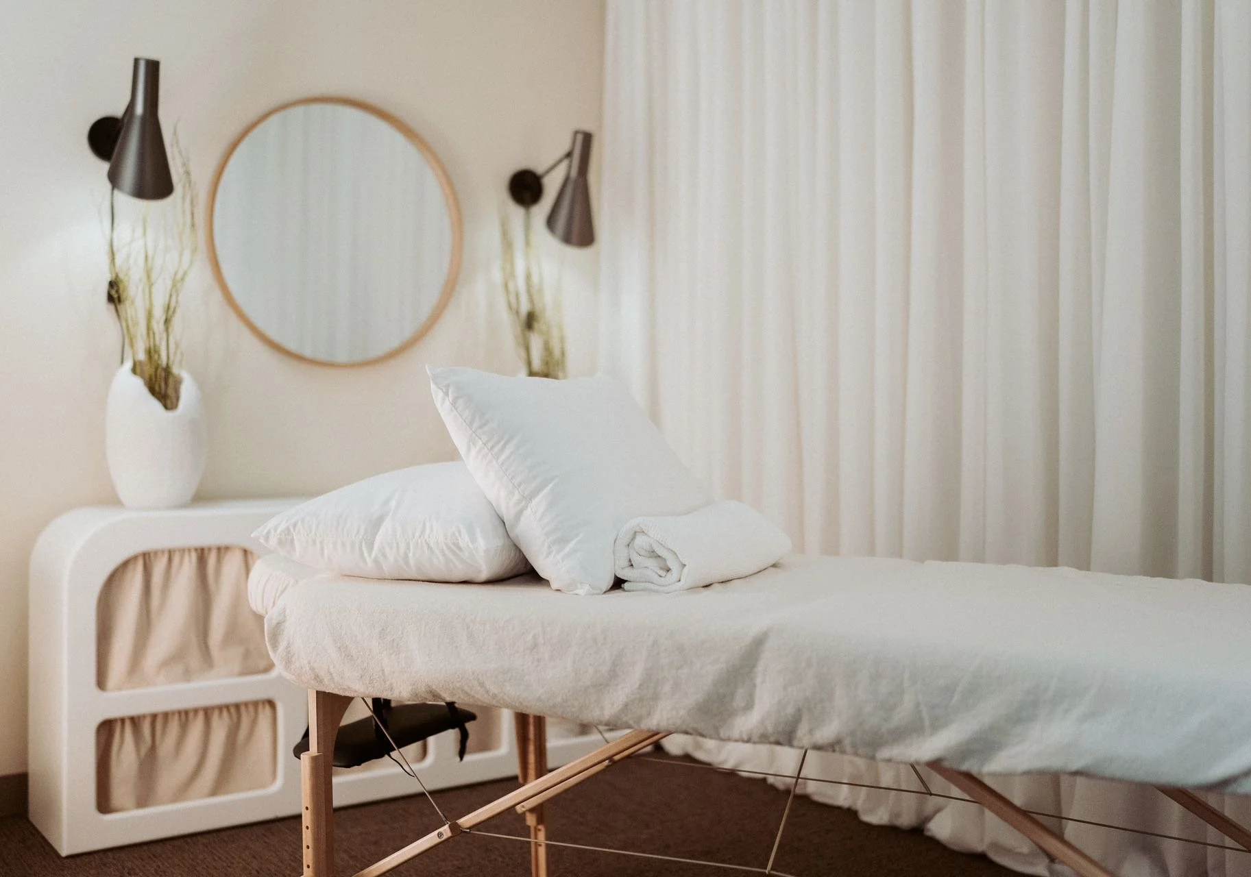 Top-rated licensed acupuncturist Emma Cheung at Acupuncture Specialists, 200 E Campus View Blvd, Suite 200, Columbus OH 43235. Treating back & neck pain, headaches, arthritis, insomnia, anxiety, infertility, allergies. Serving Greater Columbus area