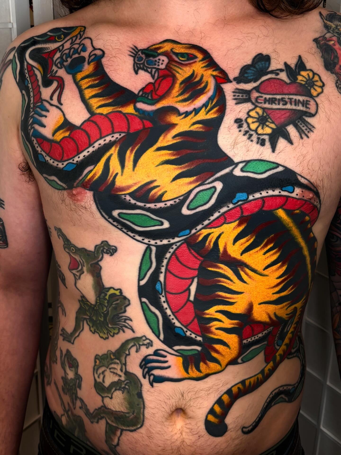 Lined this 2 year ago and finally got to finish it up this month! Made at 🩸 @showtimetattooco 🩸