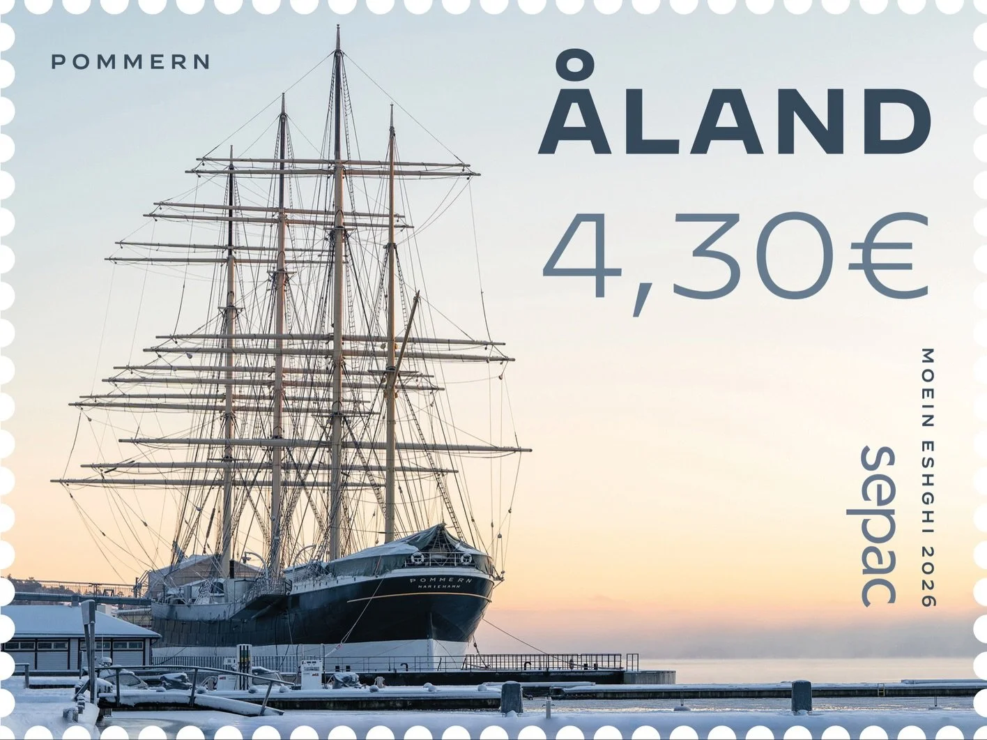 Mitt foto av segelfartyget Pommern har valts till ett &aring;l&auml;ndskt frim&auml;rke &aring;r 2026, inom SEPAC-serien &rdquo;Ikoniska landm&auml;rken&rdquo;.

H&auml;r ser du hela utg&aring;van &ndash; frim&auml;rket, maxikortet, FDC &ndash; tills