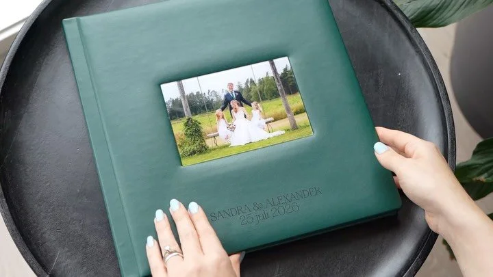 Ett br&ouml;llopsalbum f&ouml;r Sandra &amp; Alexander.
.
.
WWW.MEPHOTO.STUDIO
.
.
#weddingalbum #br&ouml;llopsalbum #moeineshghiphotography #br&ouml;llopsfotograf #&aring;land