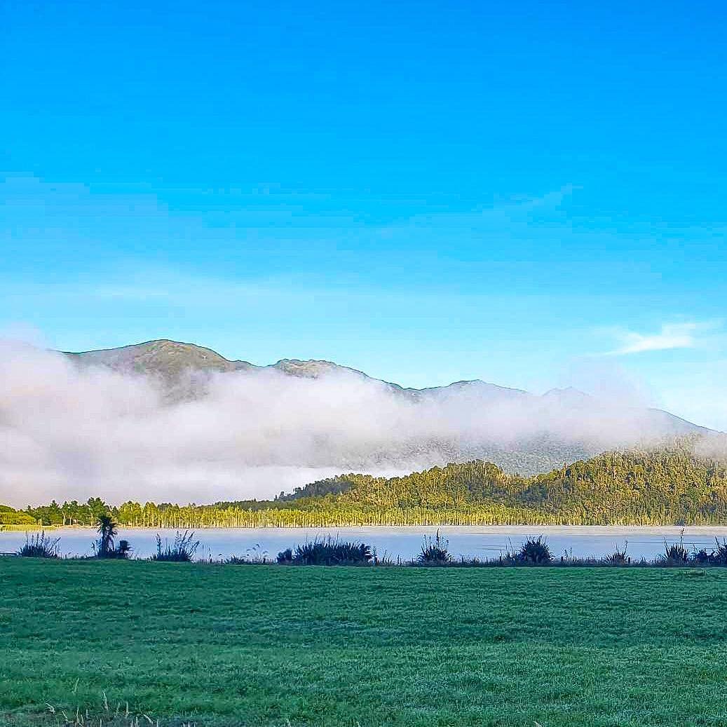 A little bit of a fresh start to the day but you can tell it&rsquo;s going to be a stunner! ☀️⛰️☁️
.
.
.
.
.
.
.
#lake #lakelife #lakepoerua #lakeside #nz #nzholidayhomes #southisland #newzealand #southislandnz #westcoast #westcoastnz #thebachnz #hol