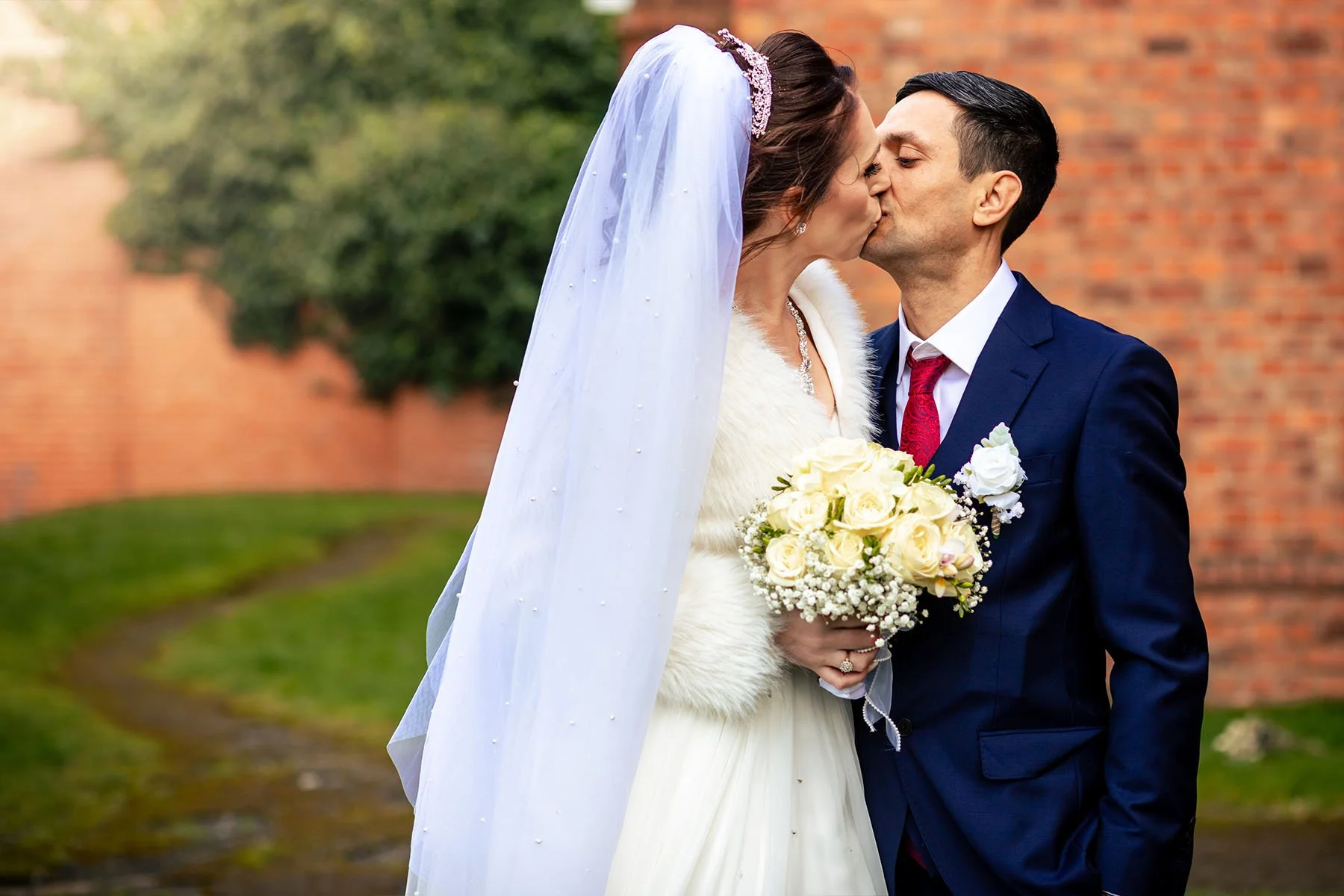 How to Choose the Right Wedding Photographer for Your Day