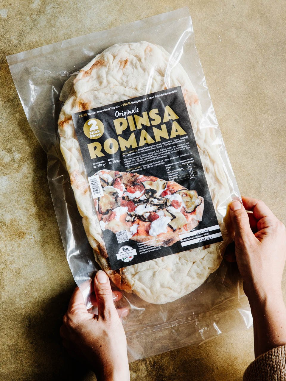 Der Alltag ist hektisch? Dann genieße dank fertigem Pinsateig den Luxus von etwas mehr Zeit. Egal in welcher Variante: Pinsa schmeckt immer. Unser Favorit ist Bianco mit Taleggio, frischen Feigen, Rucola und ein wenig Honig. Das alles und noch