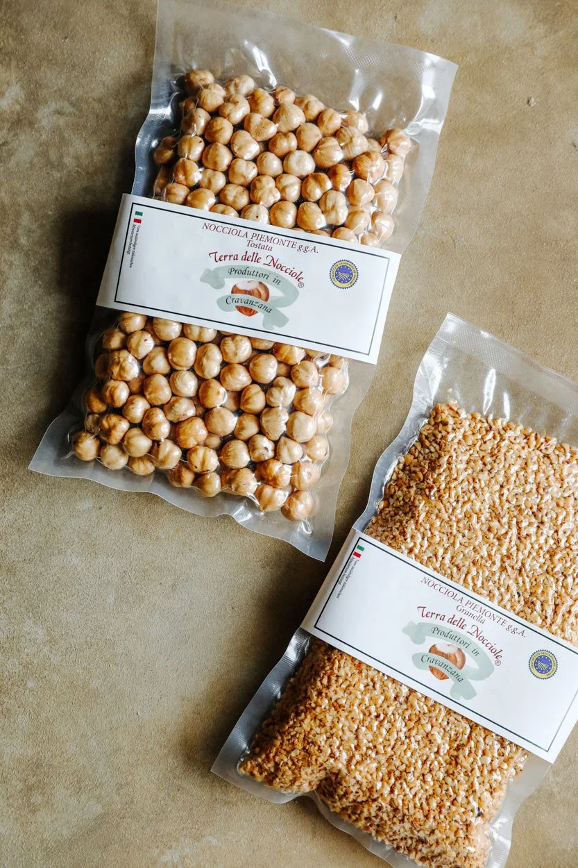 Kaum etwas schmeckt mehr nach Piemont als diese Haselnüsse. Im Spätsommer schonend geerntet, entfalten sie nach behutsamer Röstung ihr volles Aroma: intensiv und doch fein und lang anhaltend. Im Herzen des Langhe-Gebietes umrahmt von U