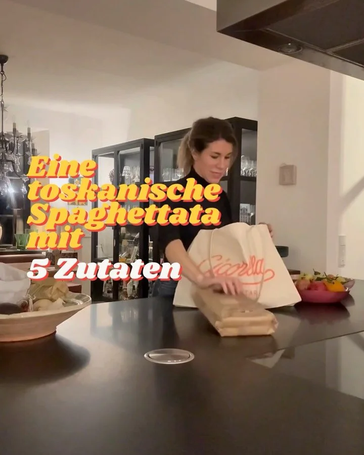 Sp&auml;ter Feierabend, aber Lust auf etwas Gutes.

Eine toskanische Spaghettata mit 5 Zutaten:
Pici, ein fertiger Sugo (einfach weiterverfeinert), Pecorino , gutes Oliven&ouml;l und ein Glas Morellino.

Zwiebel und Guanciale kamen spontan aus dem K&
