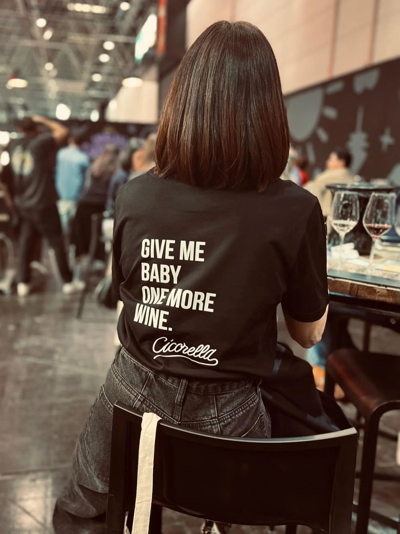 Che bellezza!

Auf der ProWein gesichtet &mdash; unsere T-Shirts 😎

Jetzt im Laden erh&auml;ltlich, bald auch online.

Und ganz ehrlich&hellip; ein ziemlich cooles Ostergeschenk.