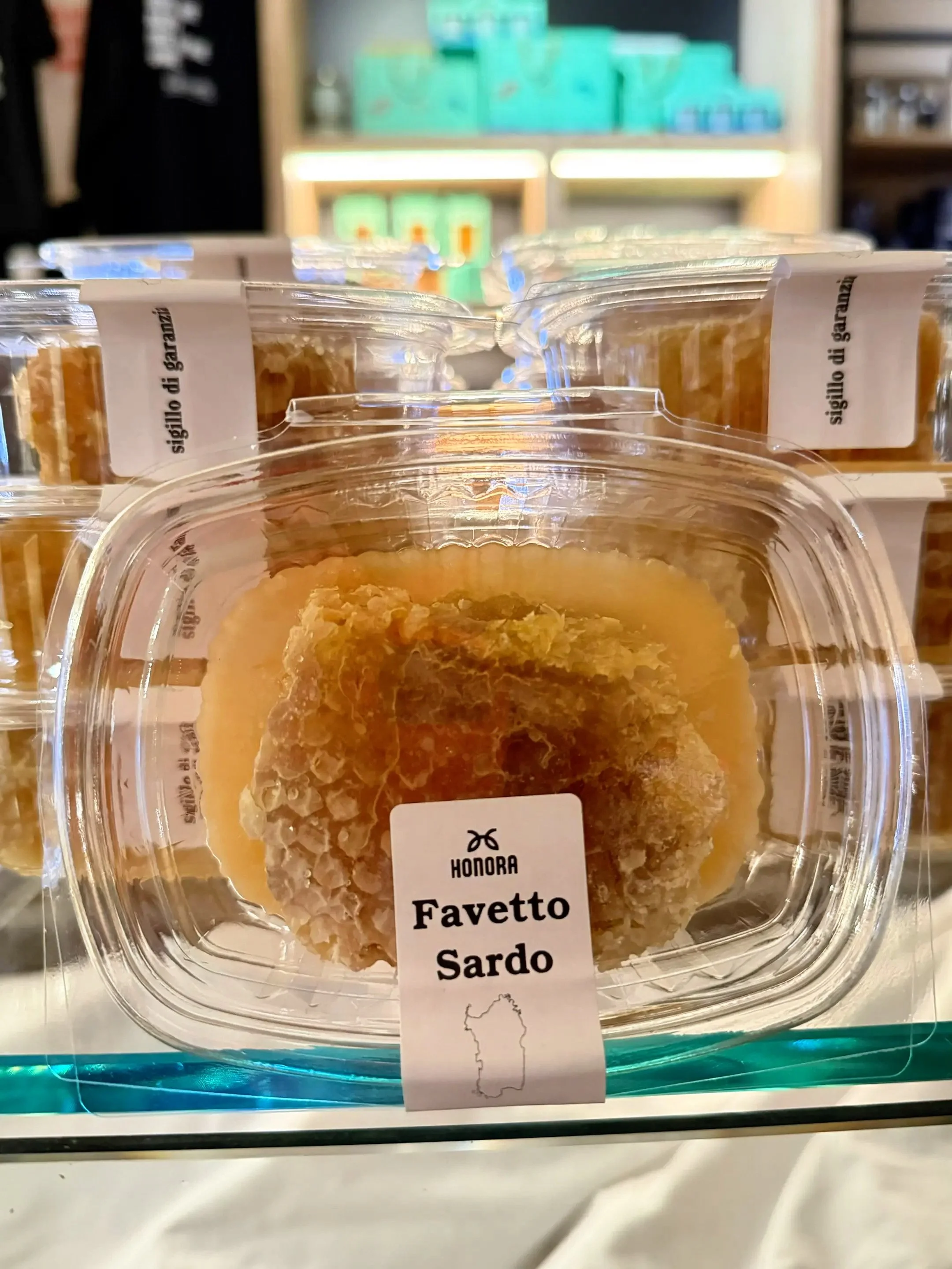 Verschiedene Packungen mit Honig, im Vordergrund eine Packung mit Favetto Sardo, einem sardischen Honig.