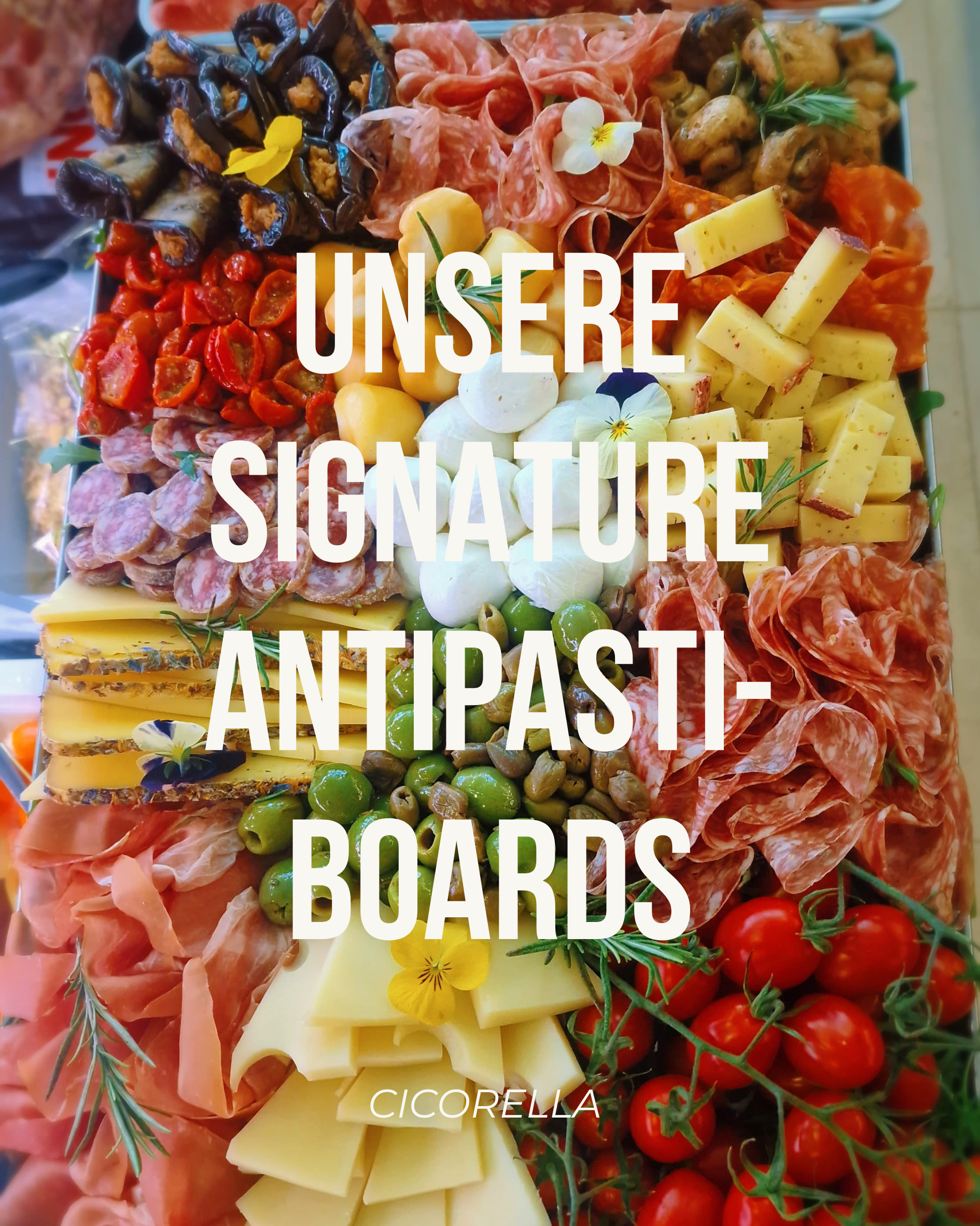 Antipasti-Platte mit verschiedenen Käsesorten, Salami, Cherrytomaten, Oliven, getrockneten Tomaten, usw.