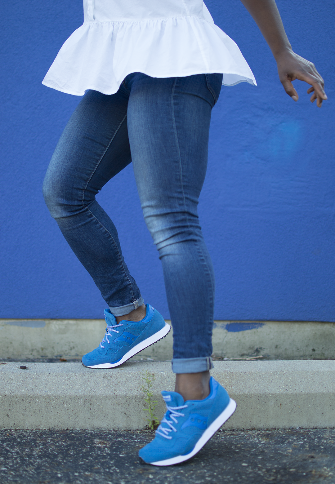 BLUE SAUCONY SNEAKERS + WHITE POPLIN TOP