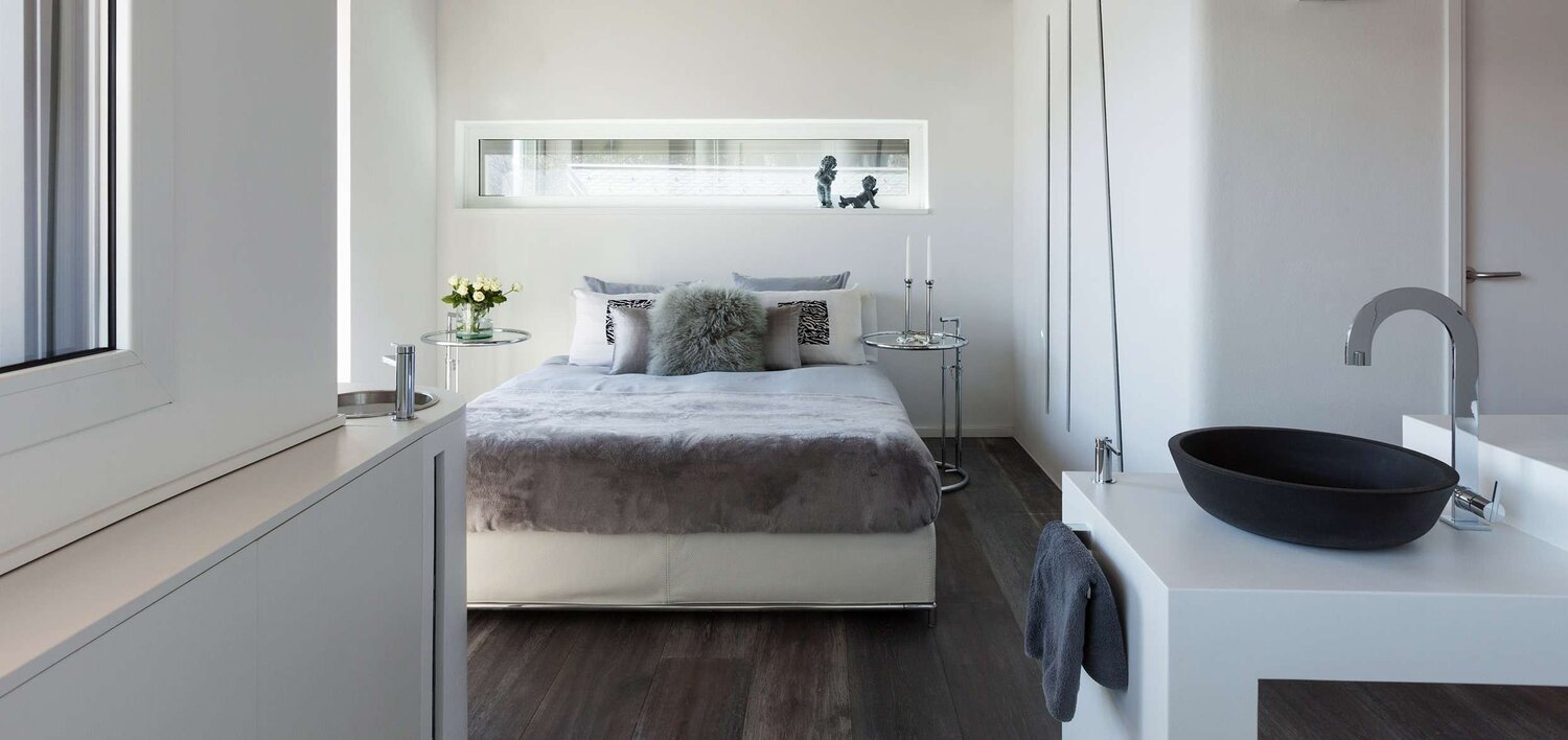 bed+and+shower+room.jpeg