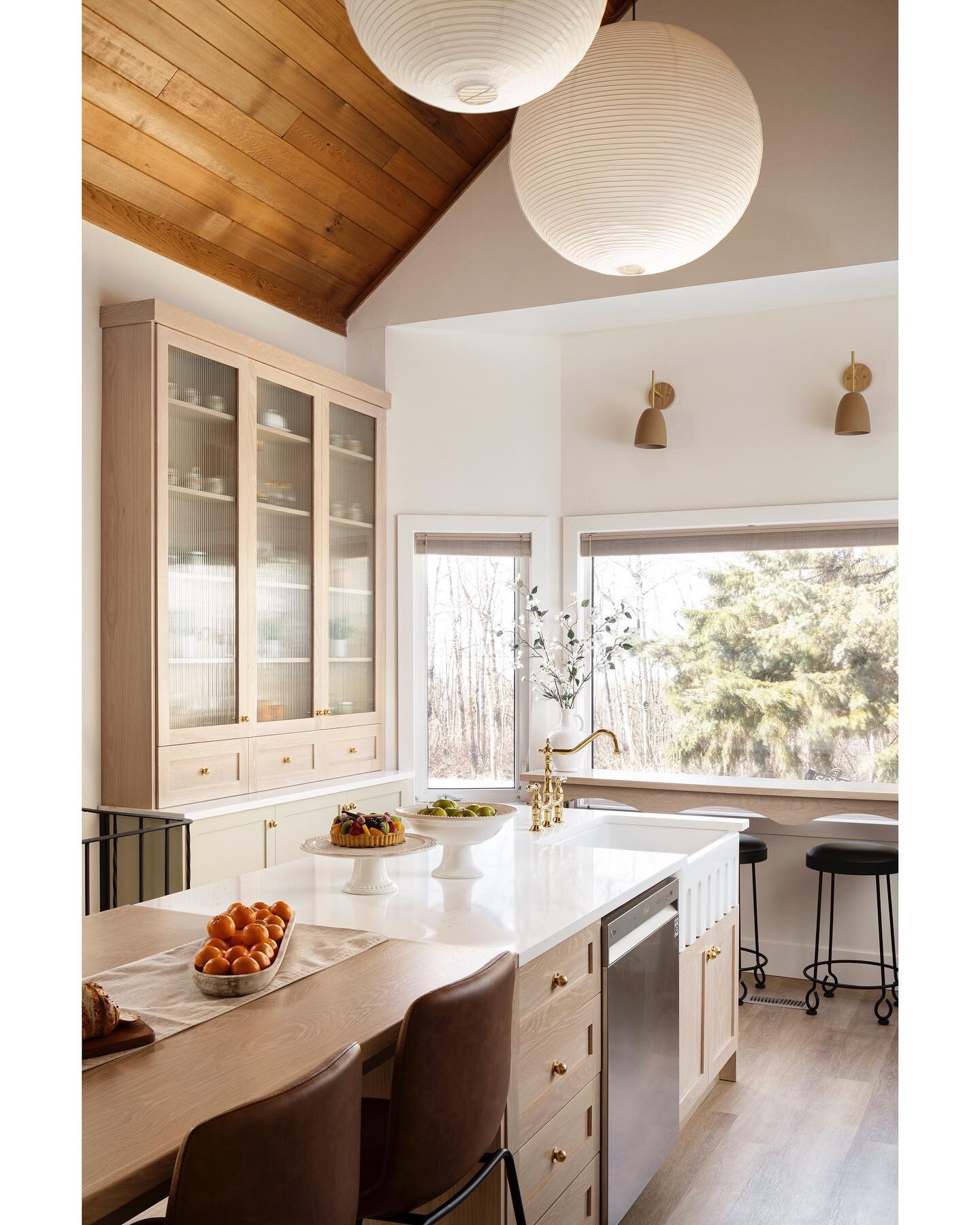 A different view of the beautiful kitchen in #projectjarvis. Reeded glass panels put an airy spin on heavy storage. The scalloped breakfast bar provides versatile seating with a view of the lake. 
#bygeorgecollective 
📷: @eymeric.widling