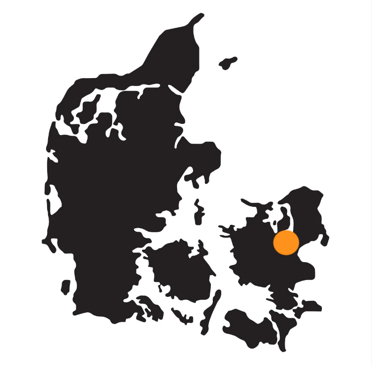 Kort over Danmark med en orange prik placeret i den østlige del, sandsynligvis på Sjælland.