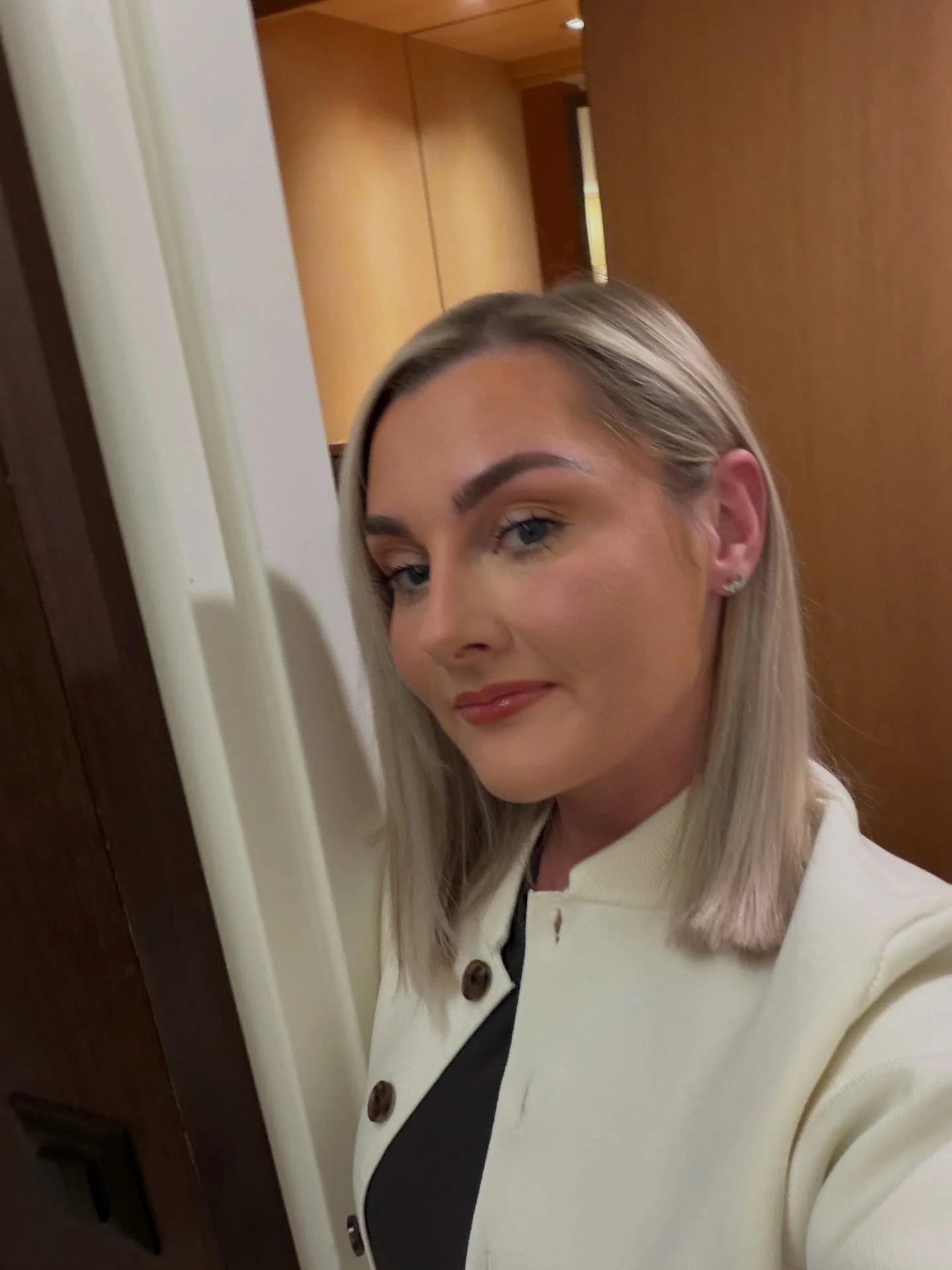 My life recently (it&rsquo;s been a while since I&rsquo;ve done one of these 😂)

Love Laura 🤍

1. Selfie with my new hair in Geneva 🤍
2. Half term fun with Walt 🩵🫧
3. I still an loving reformer Pilates and especially these affirmation cards 🤍🧘