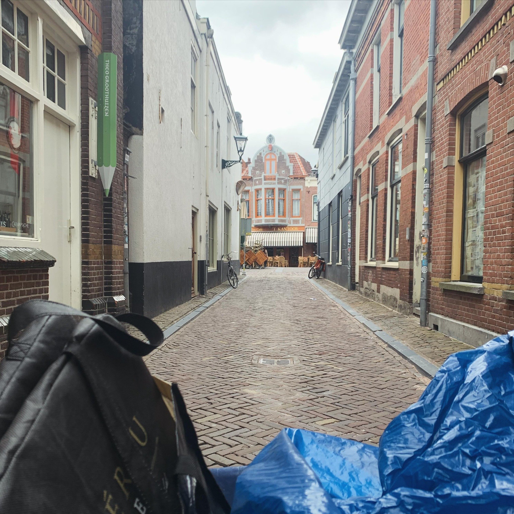 Deze foto maakte ik eerder vandaag na een geslaagde opruimsessie bij een klant in centrum van Alkmaar. 

Met een verhuizing in het vooruitzicht, een huis vol spullen, er alleen voor staan, het lastig vinden om keuzes te maken, een volle agenda en str