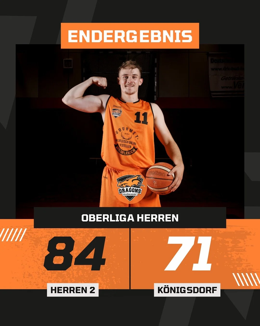𝐄𝐍𝐃𝐄𝐑𝐆𝐄𝐁𝐍𝐈𝐒 - 𝐅𝐈𝐍𝐀𝐋 𝐒𝐂𝐎𝐑𝐄

Die Zweite Herren Mannschaft der Dragons zelebriert Basketball vom Feinsten und gewinnt gegen den ungeschlagenen Tabellenf&uuml;hrer TuS BW K&ouml;nigsdorf deutlich mit 84:71.

Pech f&uuml;r die, die ni