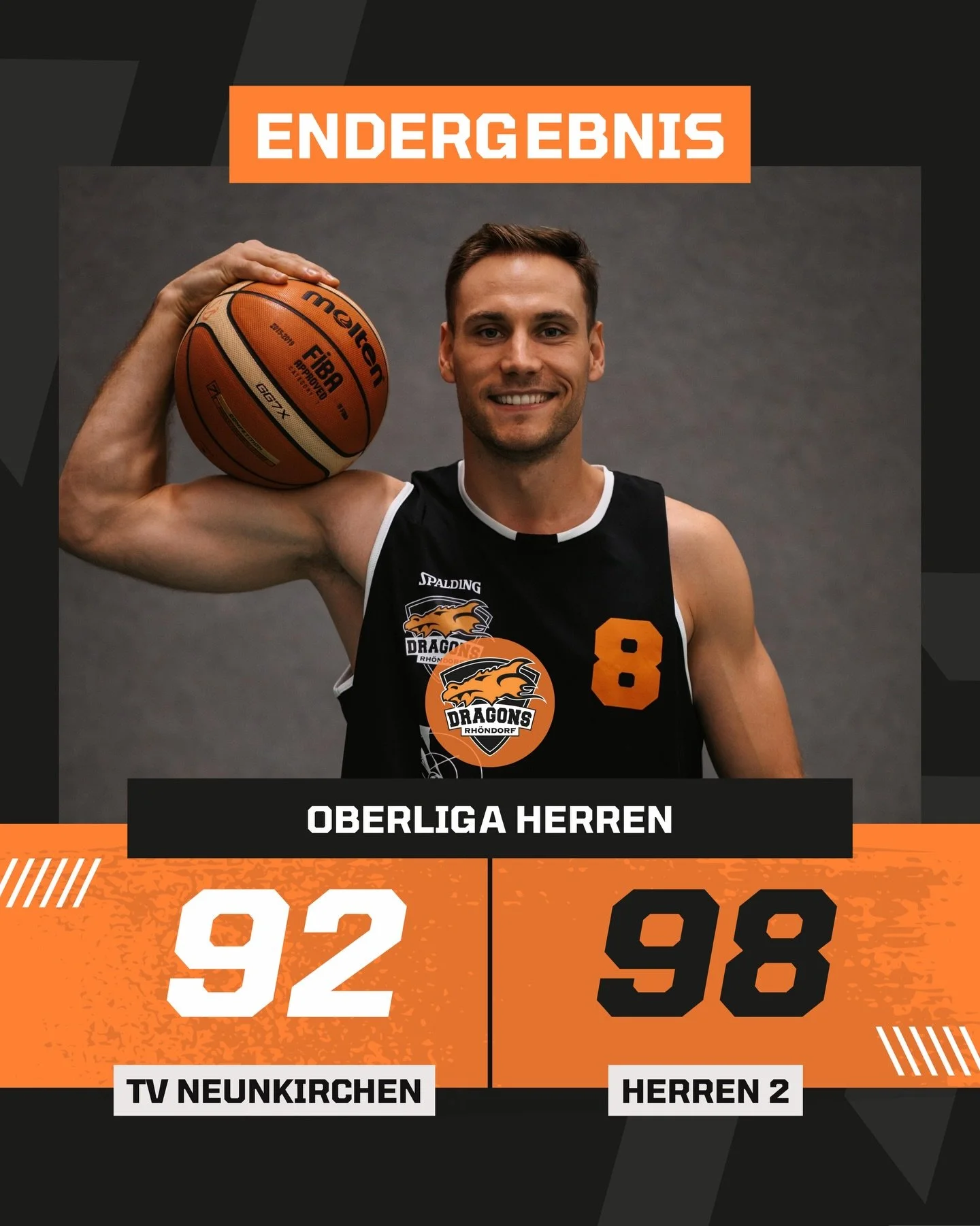 𝐄𝐍𝐃𝐄𝐑𝐆𝐄𝐁𝐍𝐈𝐒 - 𝐅𝐈𝐍𝐀𝐋 𝐒𝐂𝐎𝐑𝐄

Dragons Herren 2, sechster Sieg in Folge, 92:98 gegen TV Neunkirchen. Die M&auml;nner von Coach Thomas Modrack tanzen jedoch auf Messers Schneide, k&ouml;nnen aber aufgrund einer spannenden Aufholjagd d