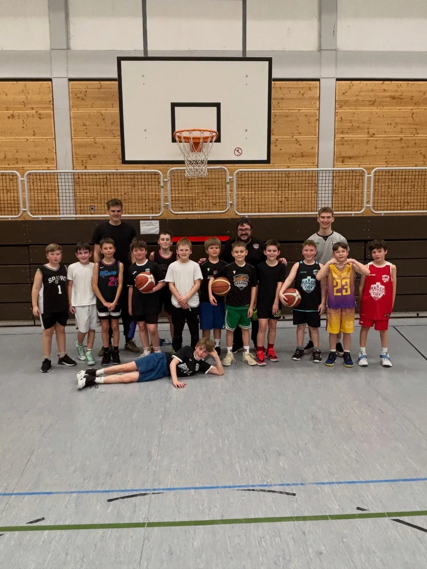 U10 Oberliga testet gegen U12 aus Linz

Die Wege sind kurz und die Kommunikationswege noch k&uuml;rzer. So war der Kontakt von Mini-Koordinator Roman Gisbertz zu seinem ehemaligen Spieler und Trainer der U12 in Linz schnell und direkt. 

Heute testet