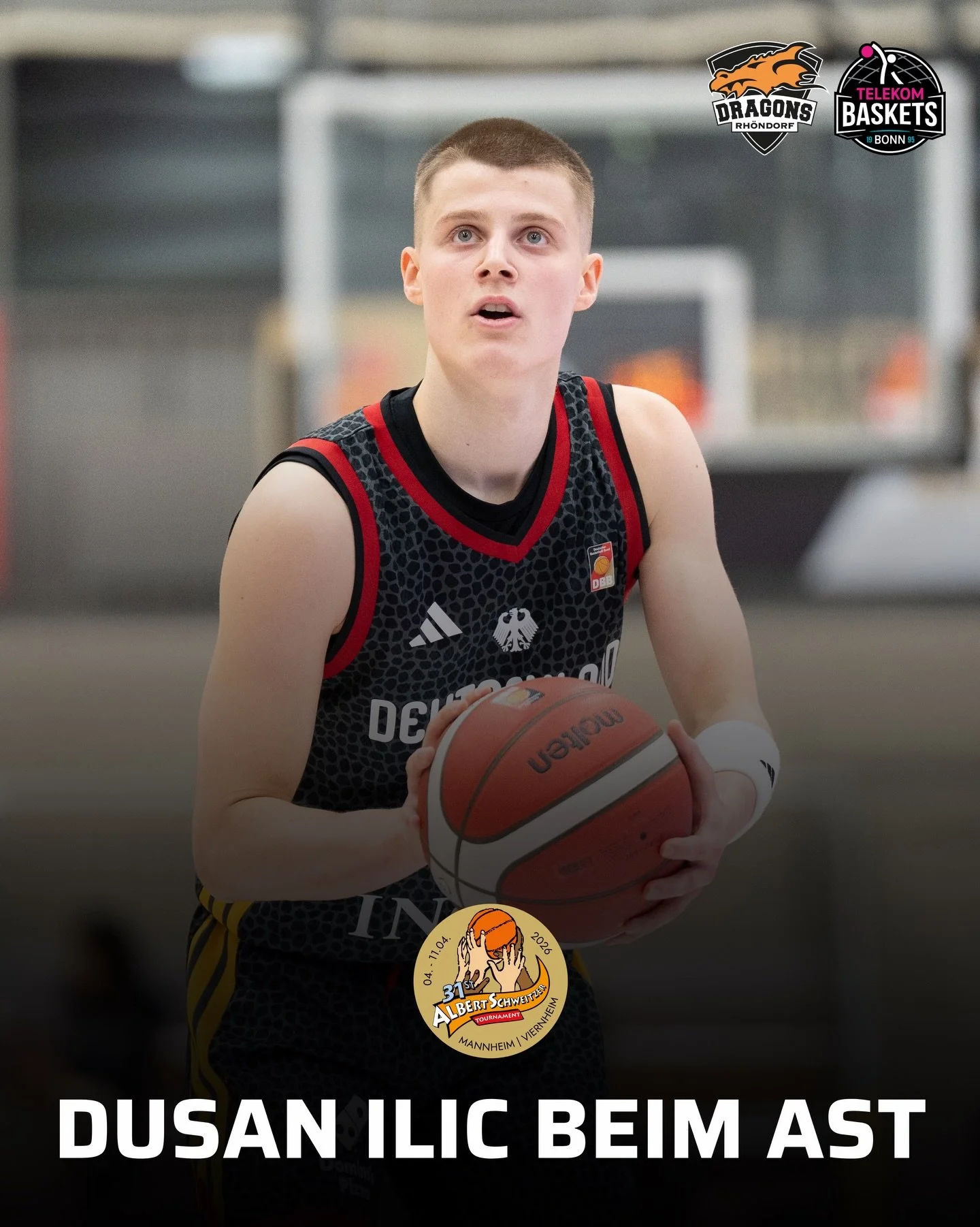 Dusan Ilic ist in dieser Woche beim Albert-Schweitzer-Turnier 2026 f&uuml;r die Nationalmannschaft im Einsatz. F&uuml;r die deutsche U18-Auswahl stehen bislang drei Siege aus drei Spielen zu Buche. Dusan &uuml;berzeugt bisher als Playmaker mit 5,7 Pu