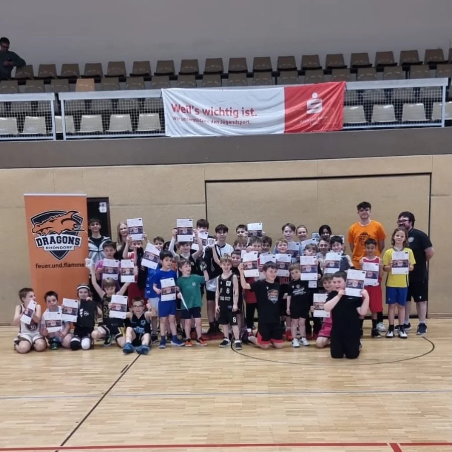KSK Ostercamp Recap 

3 Tage Spiel, Pass und Basketballtraining liegen hinter unseren Minis. Neben Geschicklichkeit zeigten die Teilnehmer auch viel Ehrgeiz im Basketballtraining. 

Bei der Siegerehrung wurden am Ende verschiedene Preise verteilt und