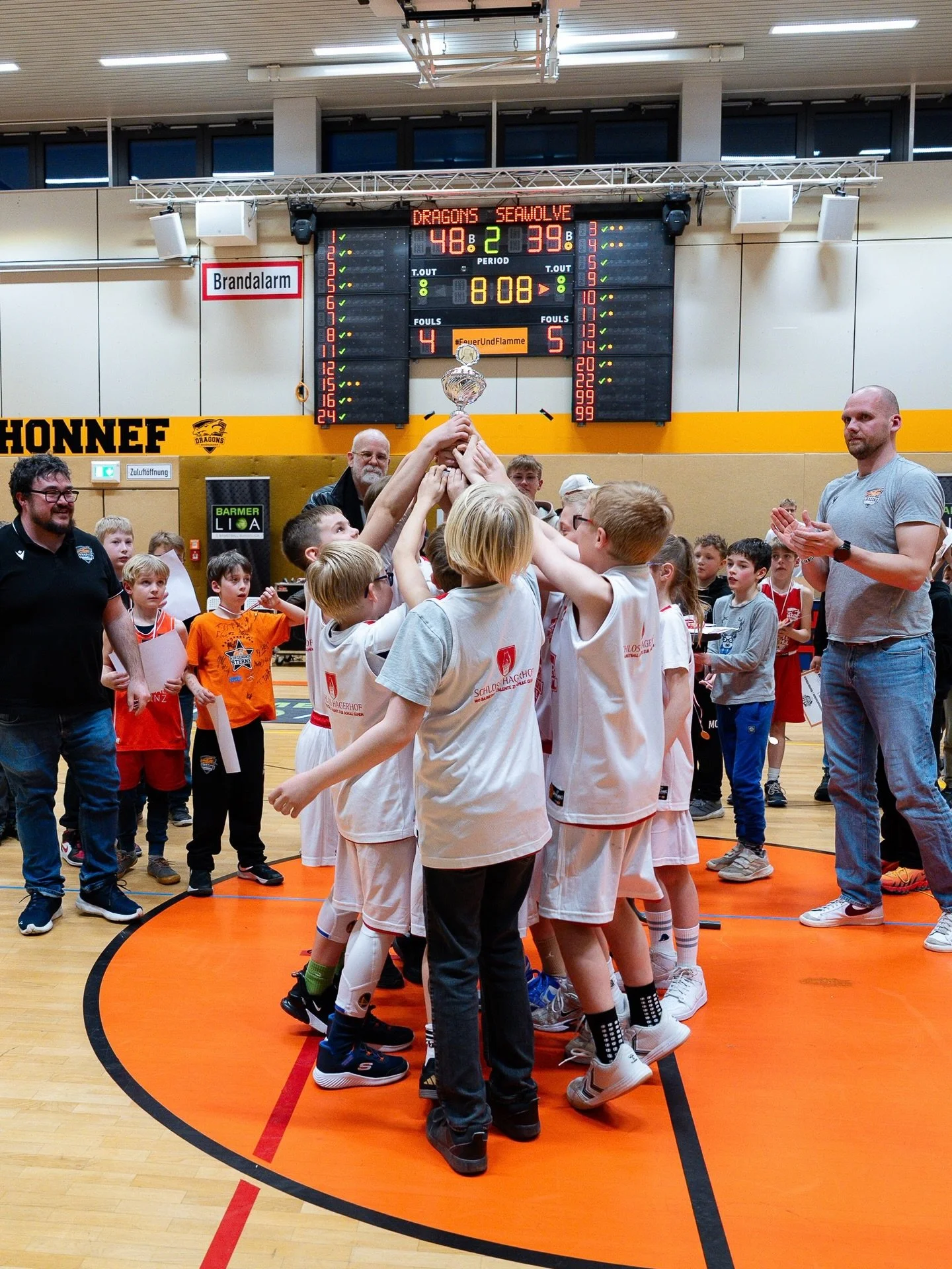 𝐓𝐡𝐞𝐨𝐝𝐨𝐫-𝐖𝐞𝐢𝐧𝐳-𝐒𝐜𝐡𝐮𝐥𝐞 𝐠𝐞𝐰𝐢𝐧𝐧𝐭 𝐝𝐢𝐞 𝐇𝐚𝐠𝐞𝐫 𝐆𝐫𝐮𝐧𝐝𝐬𝐜𝐡𝐮𝐥𝐥𝐢𝐠𝐚

Die Hager Grundschulliga 2026 hat ihren Sieger gefunden: Die Theodor-Weinz-Schule aus Aegidienberg setzte sich in einem packenden Finale gegen das T