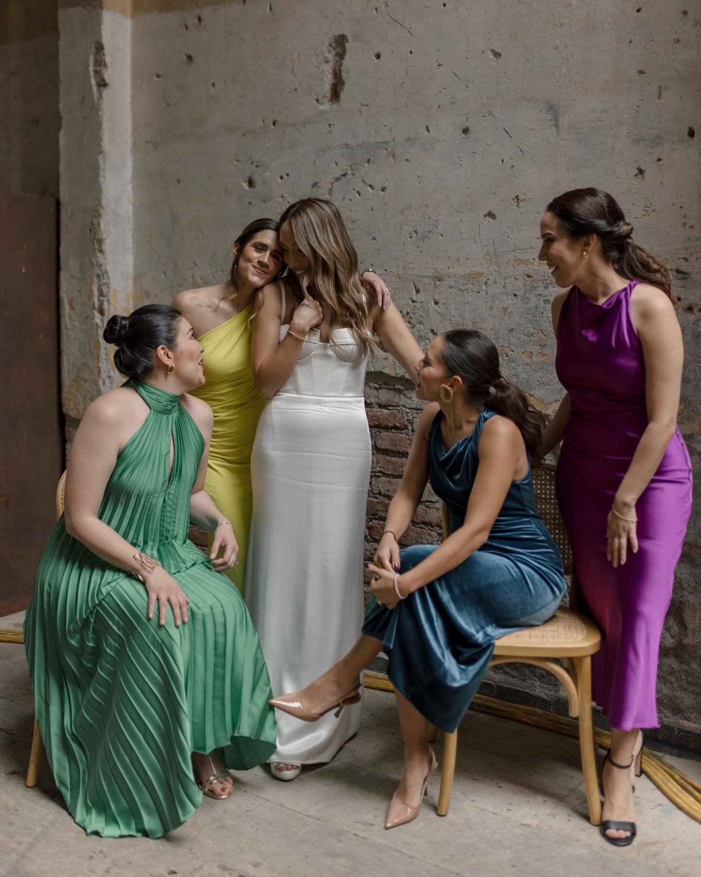 future #strikingbrides, you&rsquo;re going to want to hit save on this&hellip;

let&rsquo;s talk ✨bridesmaid dresses✨

🕯️are you all about bold, bright colors or feeling those muted, moody tones?
🫧 do you prefer matching monochromatic looks or mixi