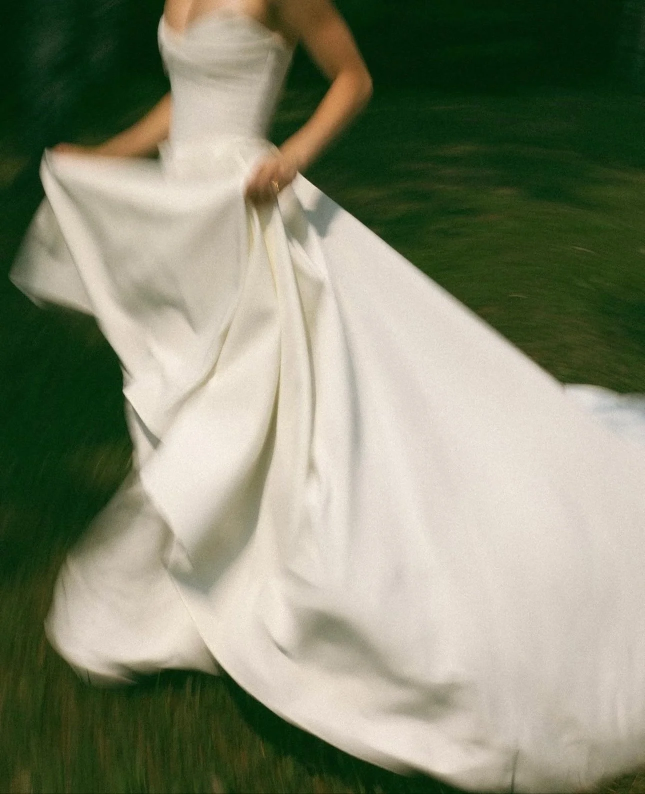 maybe it&rsquo;s dramatic, but I&rsquo;ll never get over our #strikingbrides 💁🏻&zwj;♀️

raquel, you are a dream 🥂
.
.
.
.
.
👗: whisper by @sarahseven
👰🏼&zwj;♀️: #strikingbride, @rock.green
📸: @aspenleighphotos