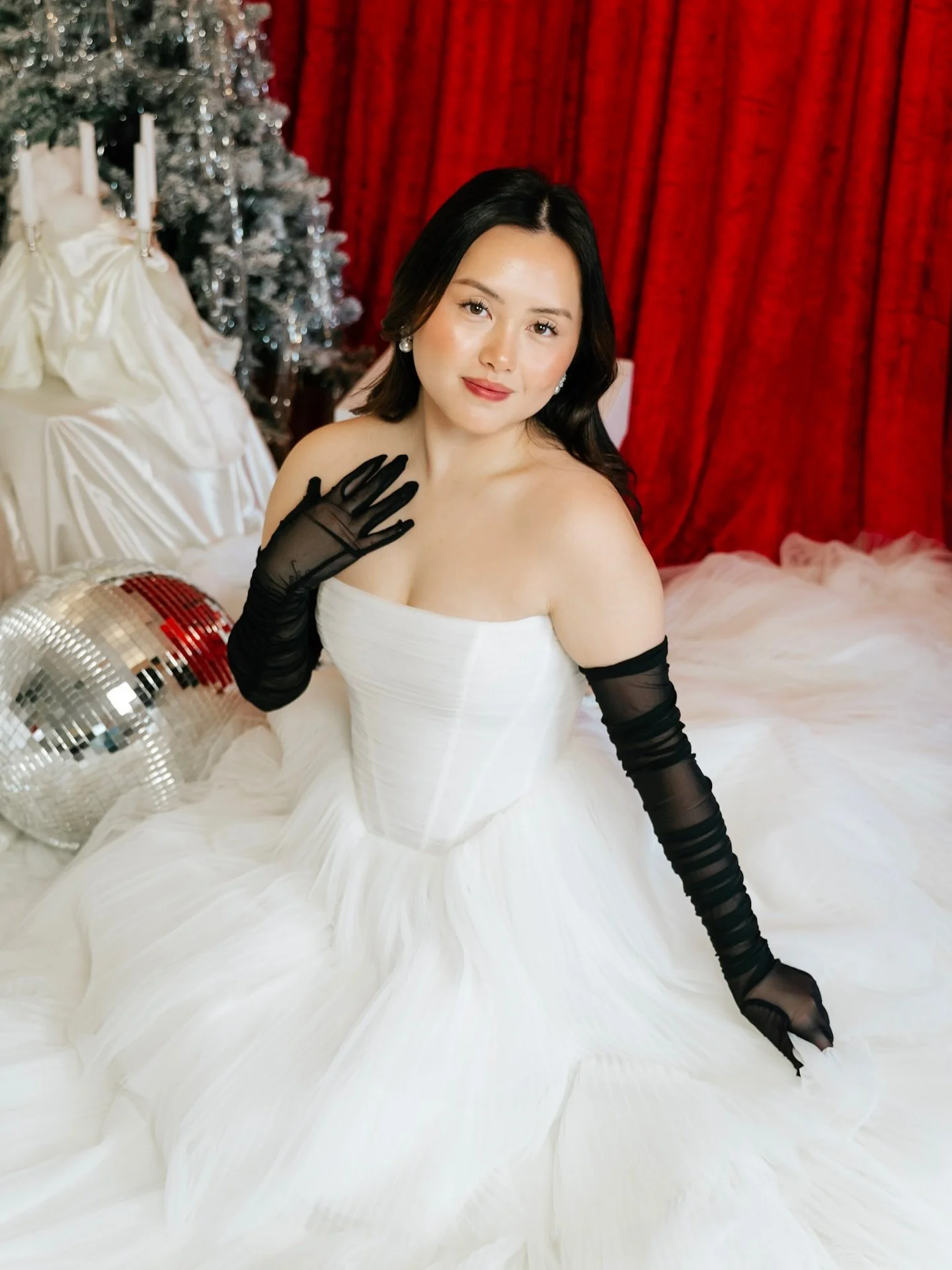 winter bridal, but make it striking ⚡️
.
.
.
.
.
👗: neem by @alenaleenabridal
📸: @mnx_cw
💍: accessories by @jaxiebridal
💒: @studiogmke
👰🏻&zwj;♀️: @padawbvang