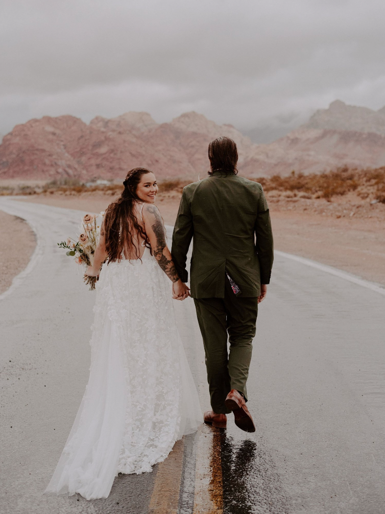 Milwaukee-wisconsin-strike-bridal-bar-amsale-raven-wedding-dress-39