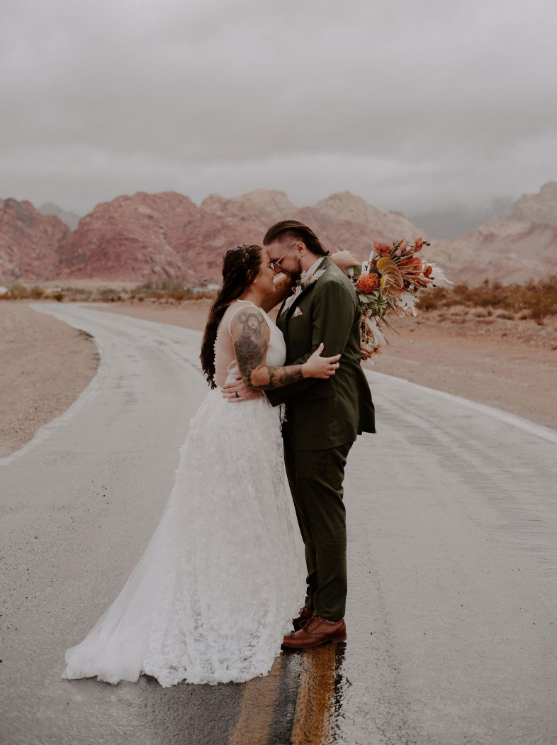 Milwaukee-wisconsin-strike-bridal-bar-amsale-raven-wedding-dress-38