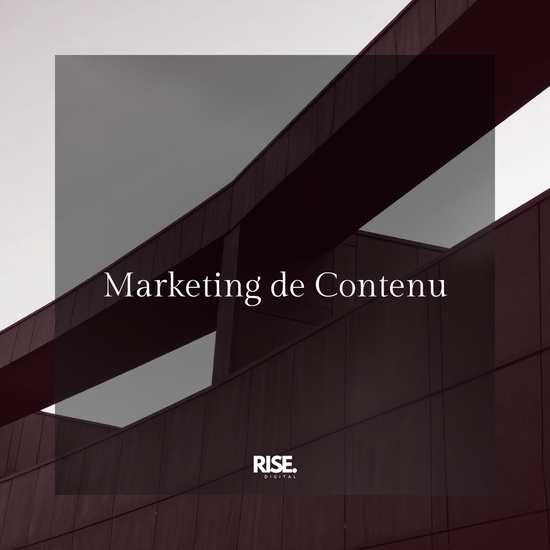 Un bâtiment moderne en angle avec des structures en métal et en verre, ciel gris en arrière-plan, texte "Marketing de Contenu" en français, logo de Rise Digital en bas.