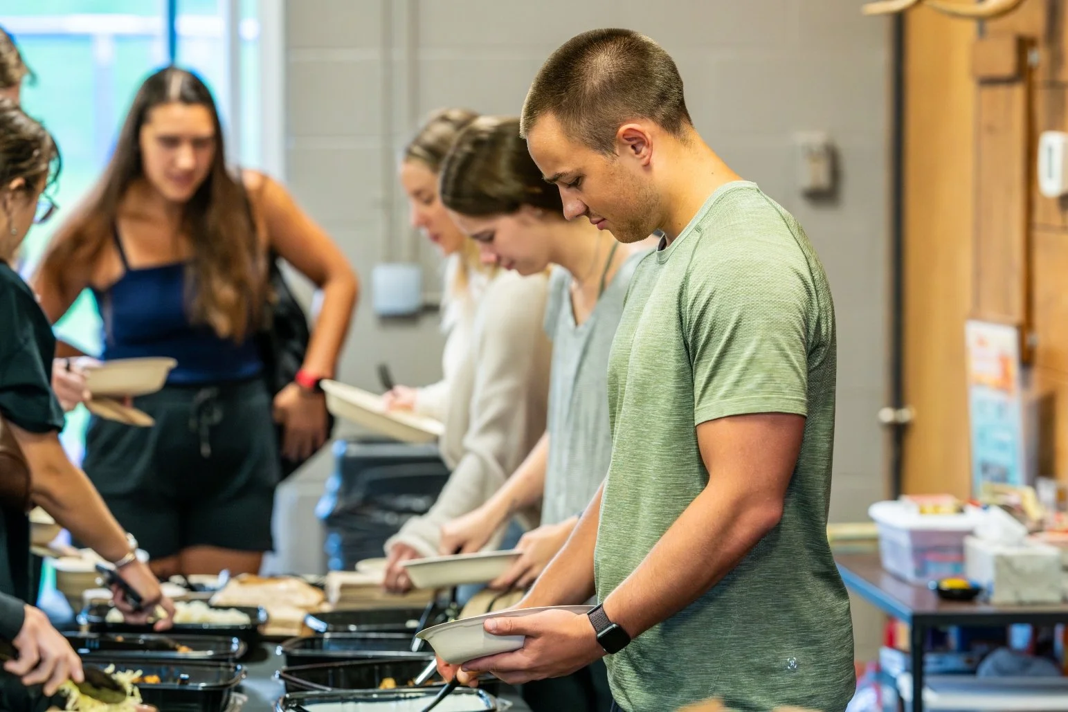 Several students grabbing free food before Bible study