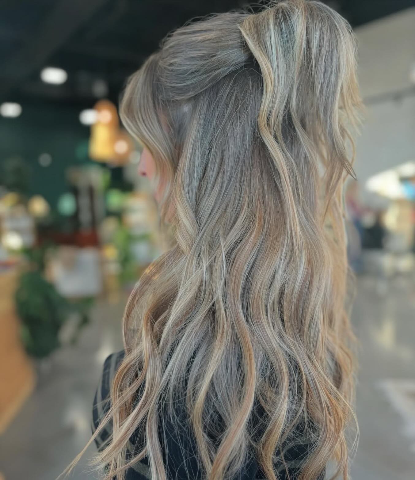 @invisiblebeadextensions aren&rsquo;t just for added length. They can easily give your locks some extra volume, which is perfect for creating unique styles like this one from @courtneymarie_hair 💁&zwj;♀️

Is anyone interested in seeing more IBE styl