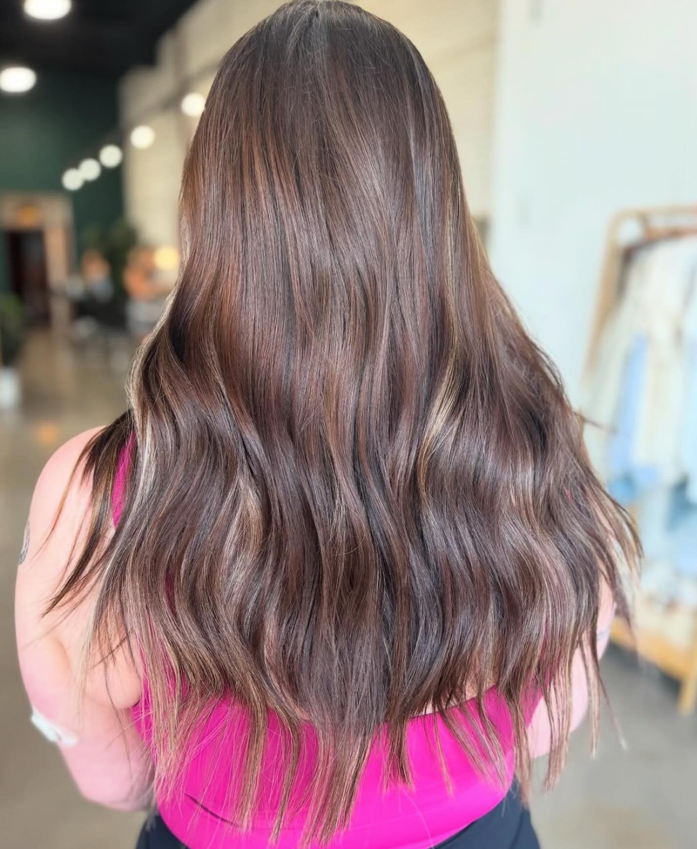 With some subtle dimension and just 1 row of @invisiblebeadextensions, @courtneymarie_hair made this cutie a brunette bombshell 💣 🍫 

#hair #haircolor #highlightsシ゚ #lowlights #highlightshair #brunette #brunettehighlights #brunettebabe #ibe #invisi