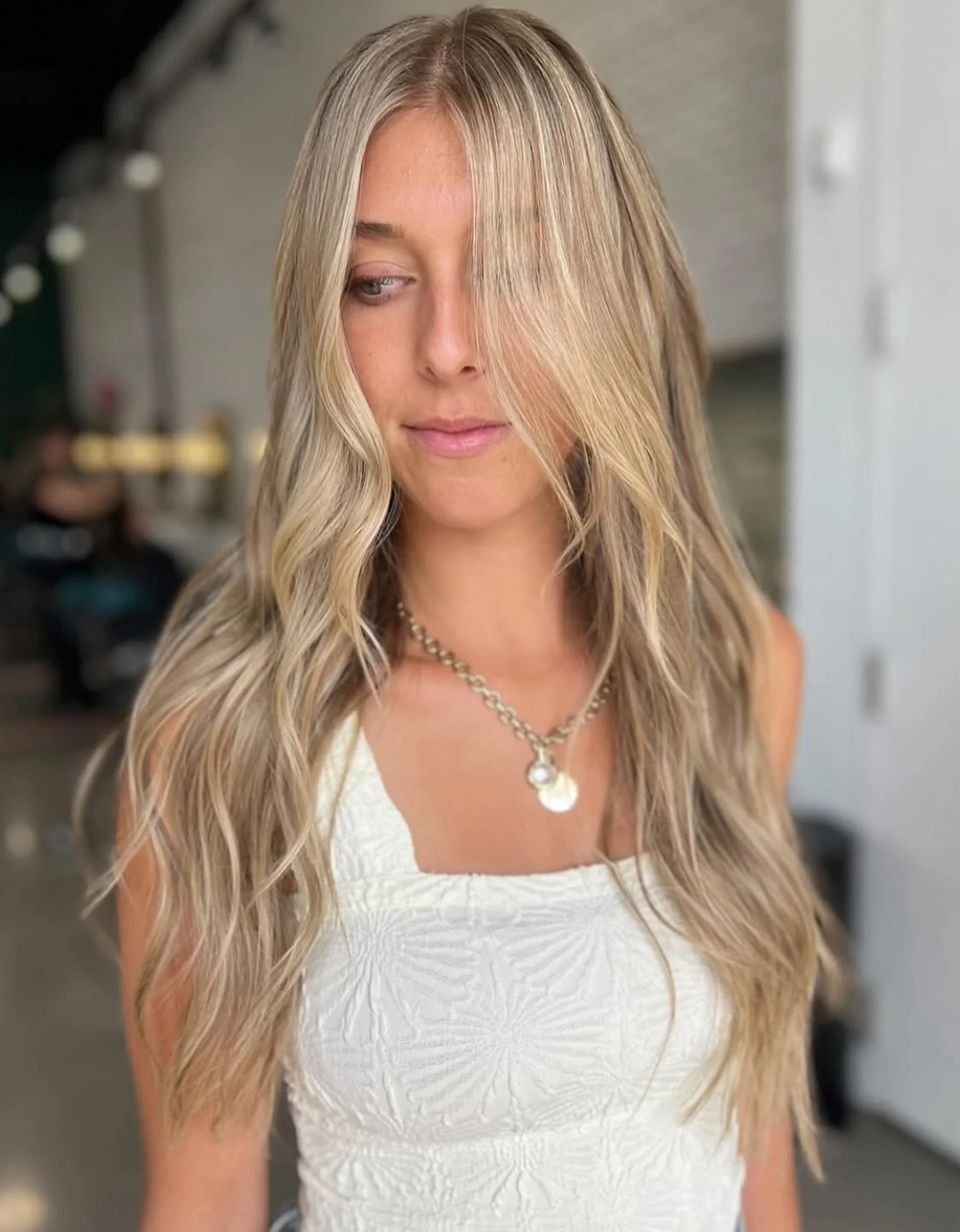 How stunning is this babe from @hairby__teresa 🤩 We’re LOVING this bright, dimensional blonde ✨ 
#hair #haircolor #highlightsシ゚ #highlights #highlightshair #lowlights #blonde #blondehighlights #blondebabe #milwaukee #milwaukeesalon