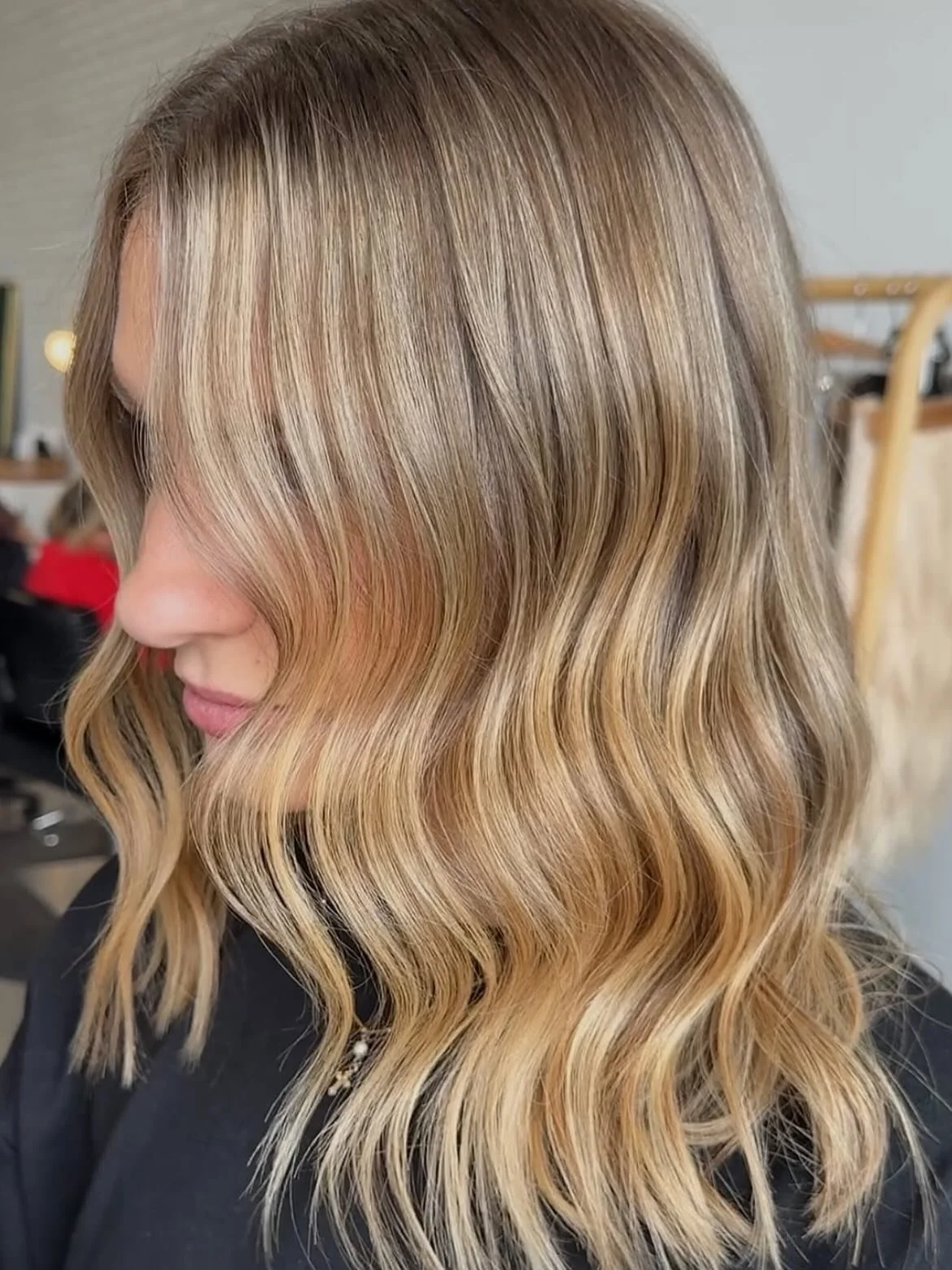 ☕ Warm Dimensional Blonde ✨ 

Just like your favorite latte&mdash;rich, creamy, and perfectly blended 😋 Soft golden tones meet a sunlit depth that feels cozy, effortless, and oh-so-smooth.
Because who doesn&rsquo;t love a little warmth in their colo