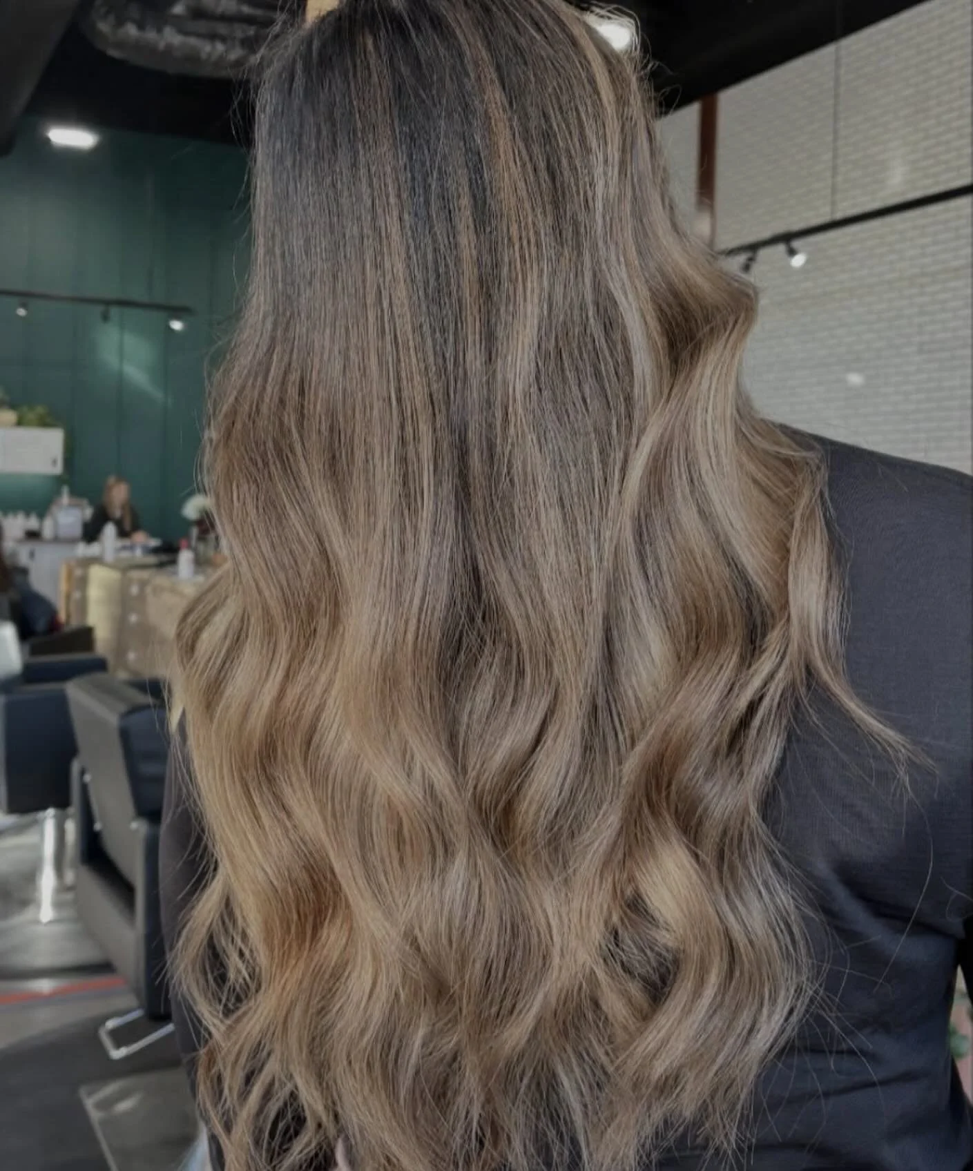 This mushroom bronde from @beautybybecca_._ is EVERYTHING 🍄&zwj;🟫 😮&zwj;💨😍

#bronde #brondehair #dimensionalbronde #balayage #highlights #lowlights #redken #redkenobsessed #milwaukee #milwaukeesalon #milwaukeehair