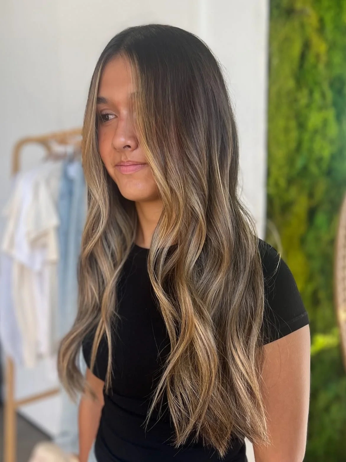 This cozy teddy bear brunette from @hairby__teresa is allllllll about blending depth with glow ✨ 🤎 

Seamless ribbons of caramel and honey create movement and dimension while keeping that rich brunette base 🤌🏻 This is THE PERFECT color for anyone 