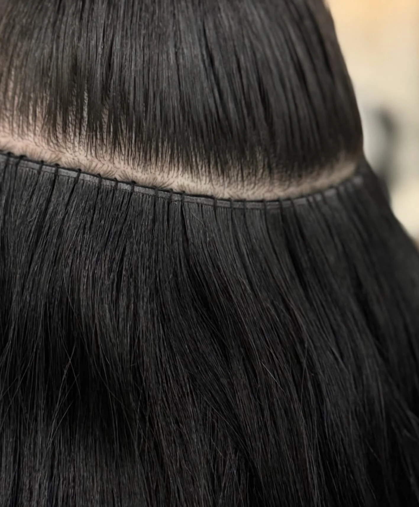 How satisfying is this fresh @invisiblebeadextensions install? 🫠🤩😮&zwj;💨 We couldn&rsquo;t be more impressed with these pretty lil&rsquo; stitches from @hairfromsamschair 💫 

#hair #hairextension #hairextensions #extensions #ibe #invisiblebeadex