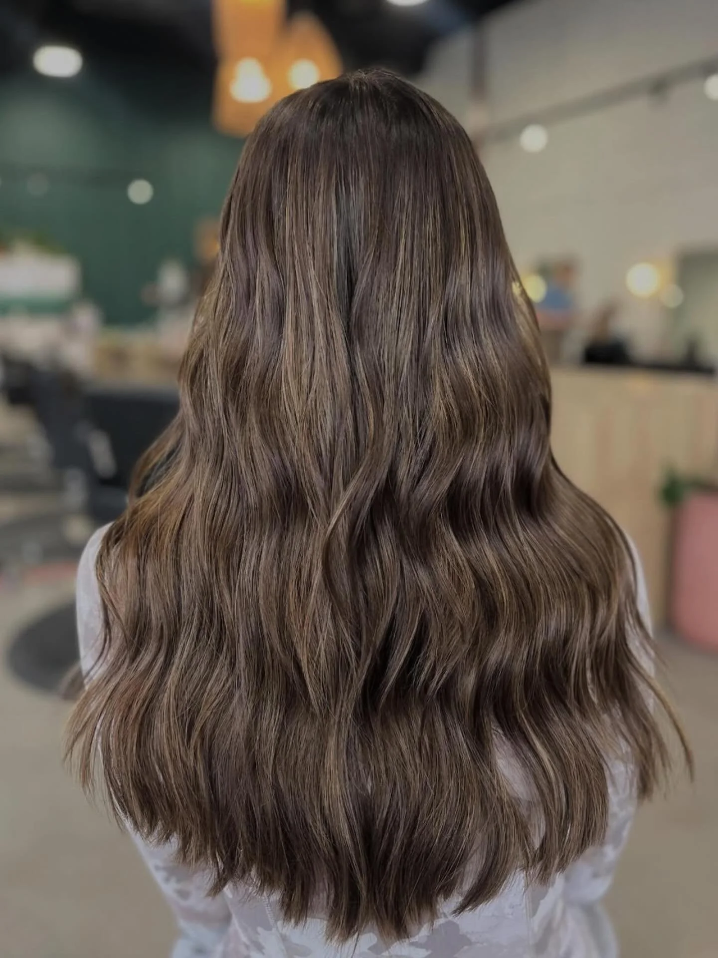 🍫 SO YUMMY 🍫 

Rich cocoa lows, melted caramel highs 🤎✨ Soft, glossy, and effortlessly vibey 😮&zwj;💨

📸 @hairby.maura 

#brunette #brunettehair #brunettehighlights #caramelbrown #milwaukee