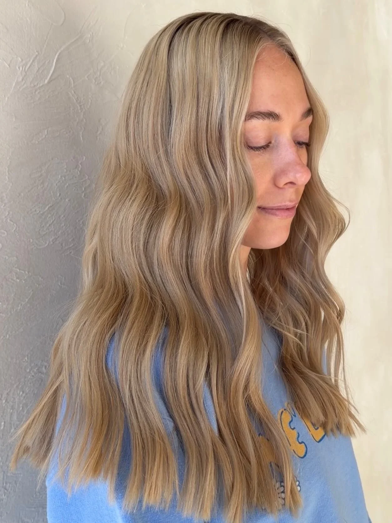 Color days at the salon just hit different&hellip; and this one?! 🤌🏼

Thoughtfully placed tones, luminous shine, and dimension that moves so effortlessly you can&rsquo;t help but stare a little longer. I mean LOOK at how the light catches every pie