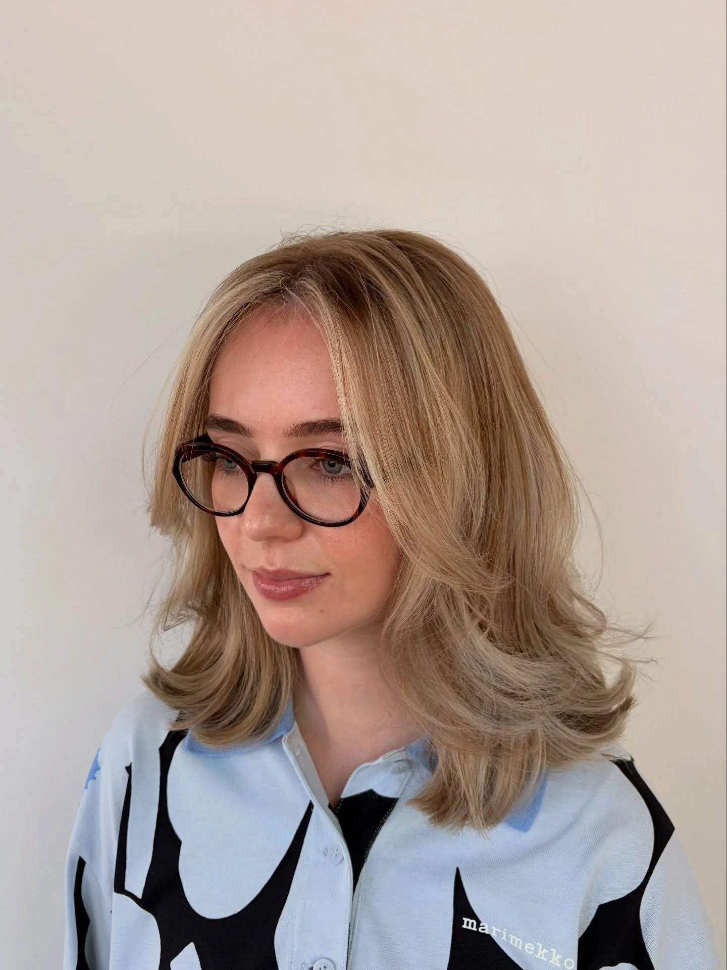 Swipe for the big smile that comes from a fresh foilayage! This dimensional blonde and 90&rsquo;s style blowout suits Chloe so perfectly 💝

✨Color and styling by Lissa @locksbyliss 

Come visit us at Bocz Salon in the heart of South Lake Union for a
