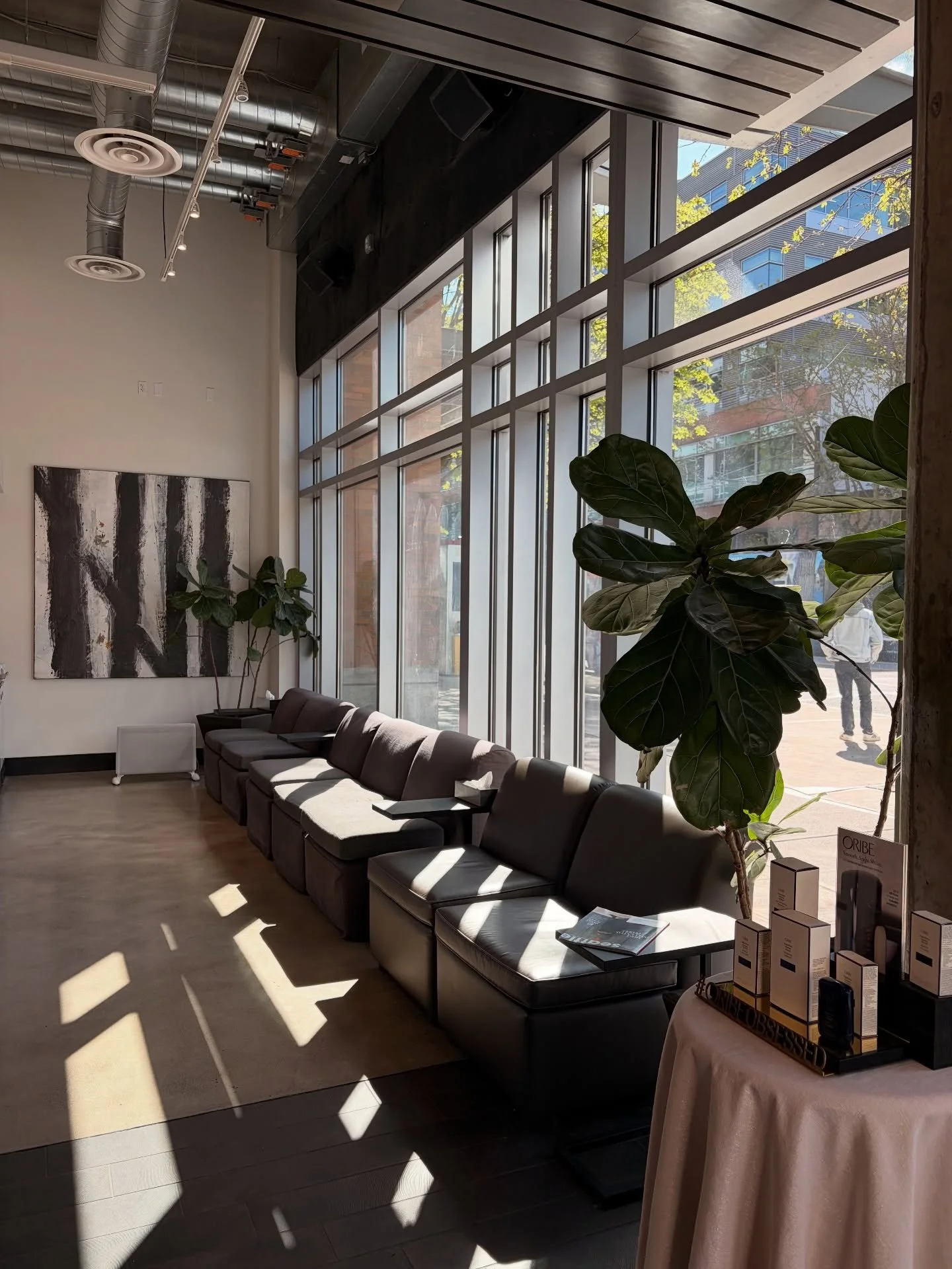 The sun is out in Seattle, and your hair should be too 🌞

We know the vibe: low-maintenance hair for the Seattle tech girlies who want to look polished without the upkeep. We specialize in that effortless hair that looks just as good under the offic