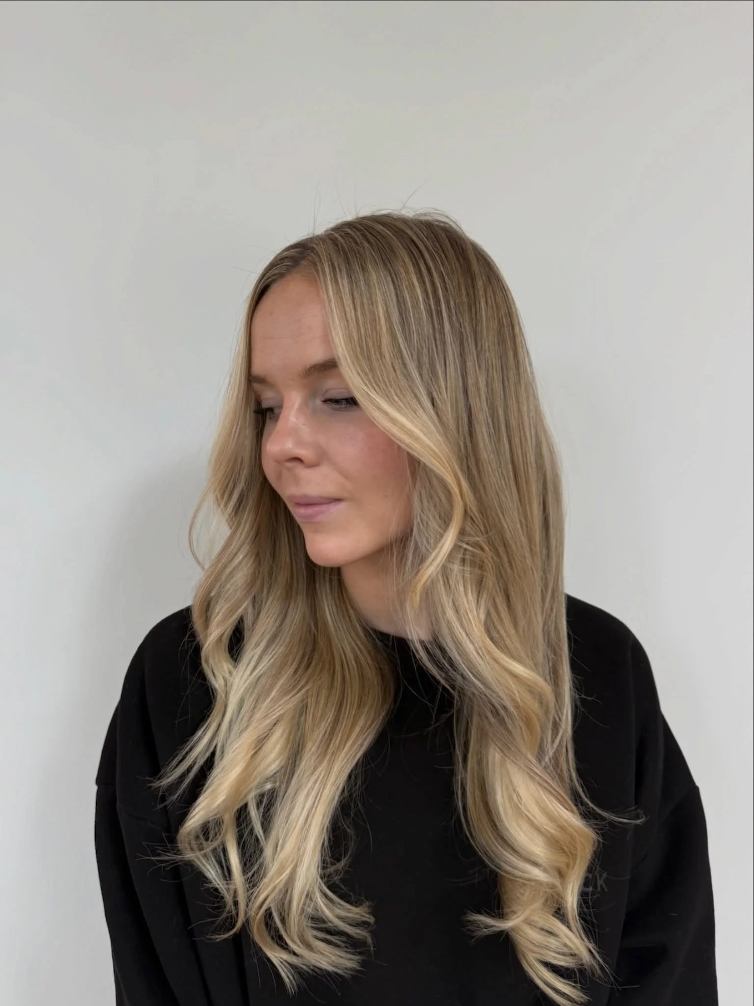 Another effortless blonde look by Becca. We love seeing everyone brighten up for summer! @shell.pettijohn you look absolutely gorgeous 💋

✨Hair by Becca 

#seattleblondespecialist #livedinblondeseattle #seattlehair #seattleblonde